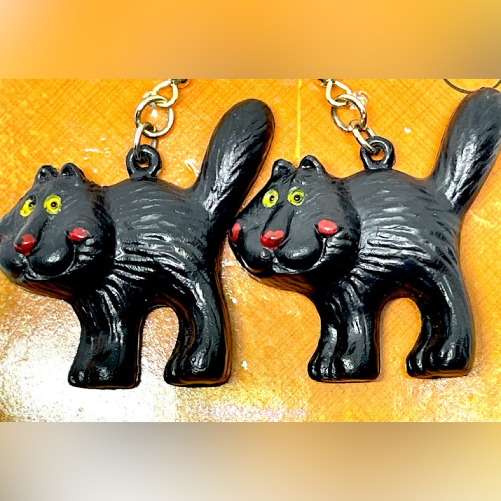Vintage Halloween Friendly Black Cat 3D Front Textured Resin Dangle Earrings 2”